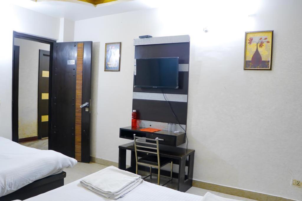 آغْرا Premium Boston Rooms Family Hotel المظهر الخارجي الصورة