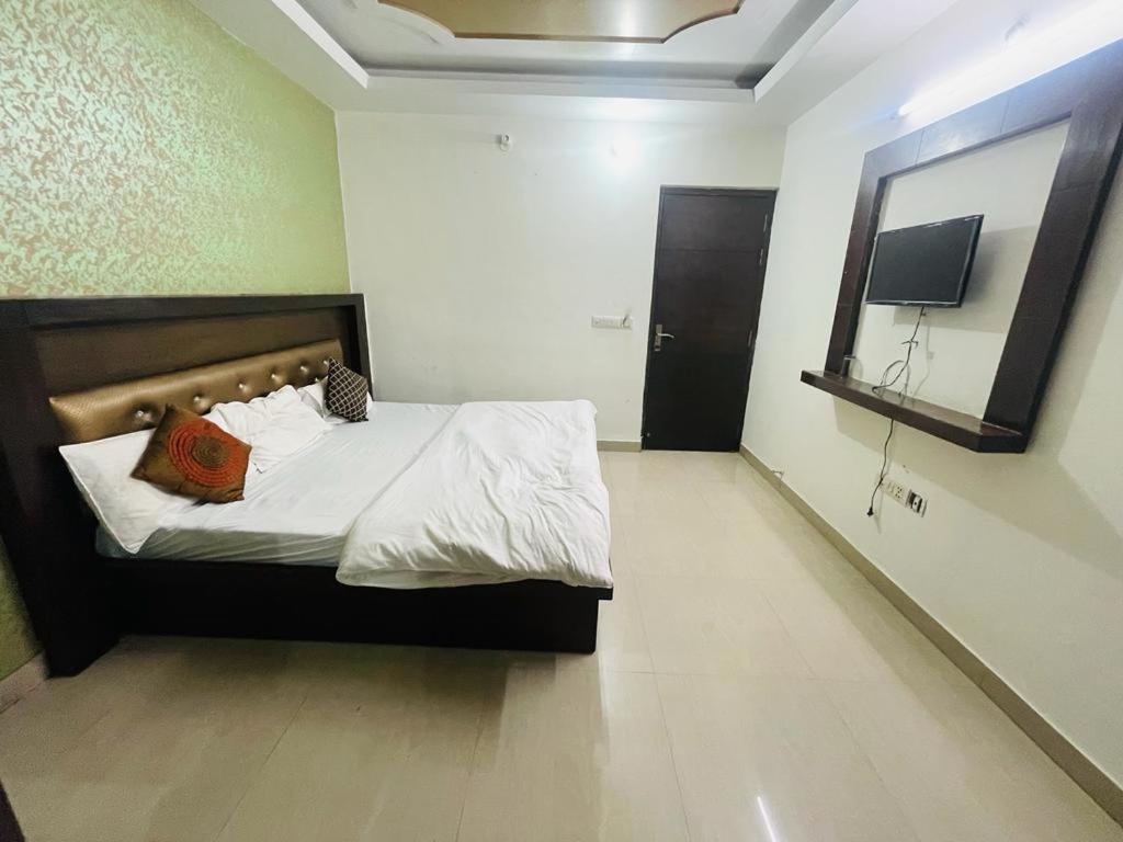آغْرا Premium Boston Rooms Family Hotel المظهر الخارجي الصورة